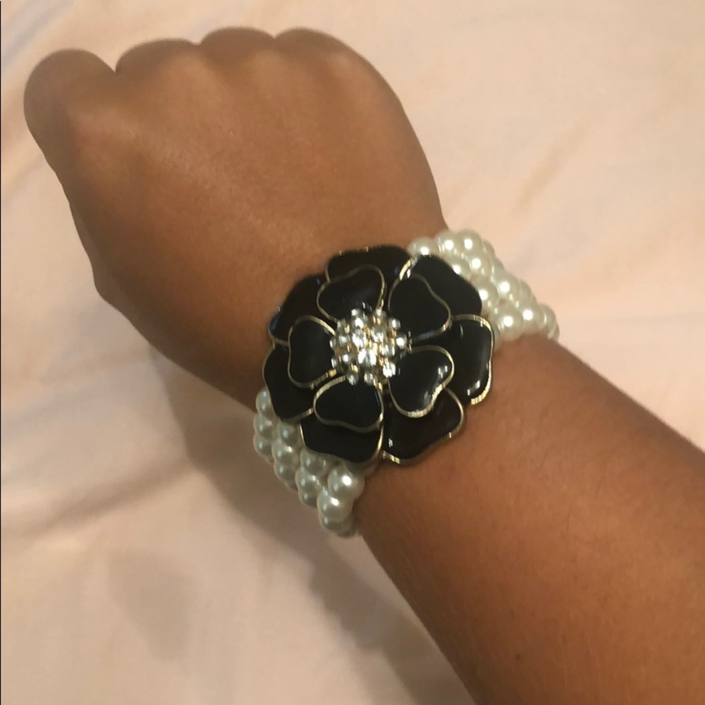 Pearl bracelet with black flower detail